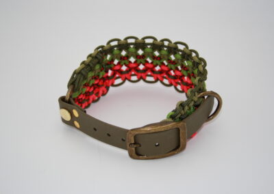 Makramee-Biothane Hundehalsband "Forest Gum" in Olivgrün mit Neonkoralle