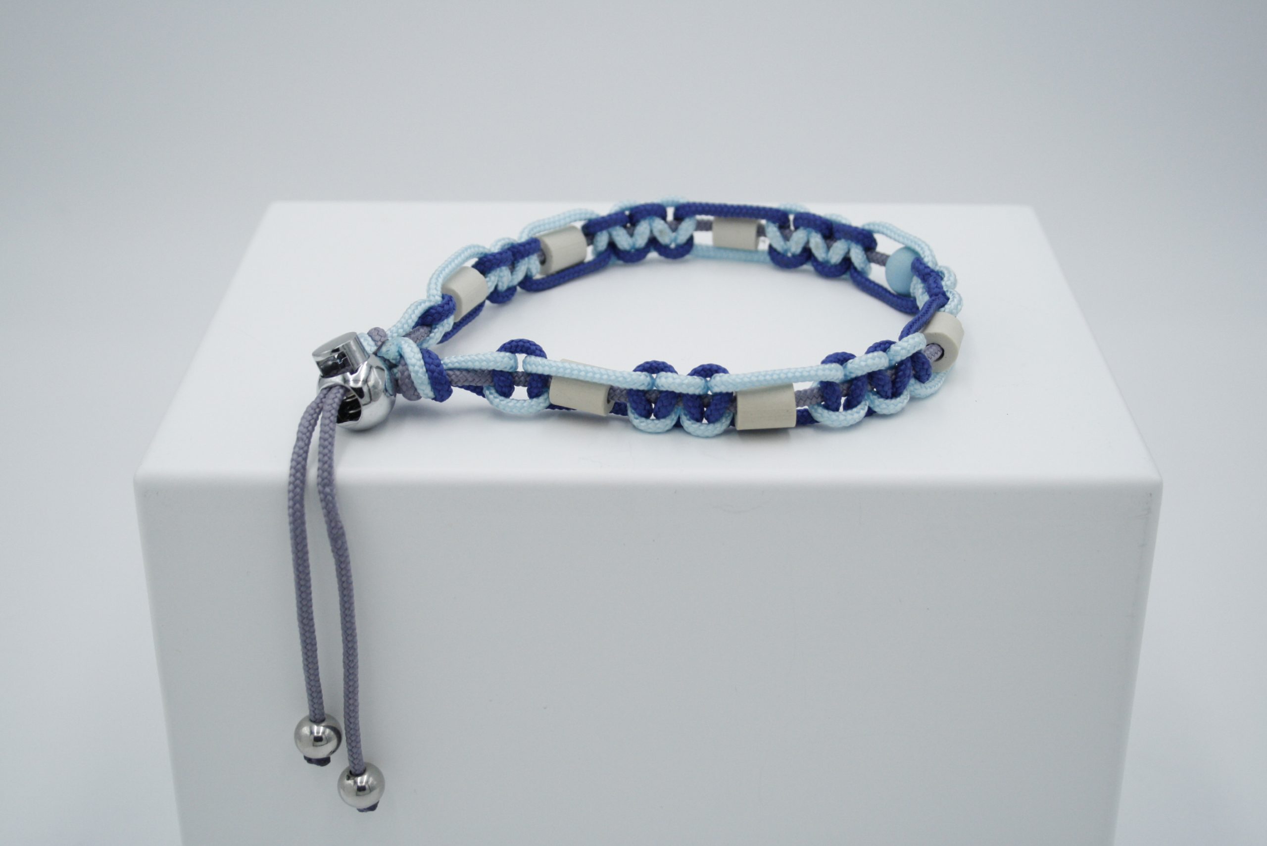 Anti-Zecken-Band mit EM-Keramikperlen Anti-Zecken-Band mit EM-Keramikperlen